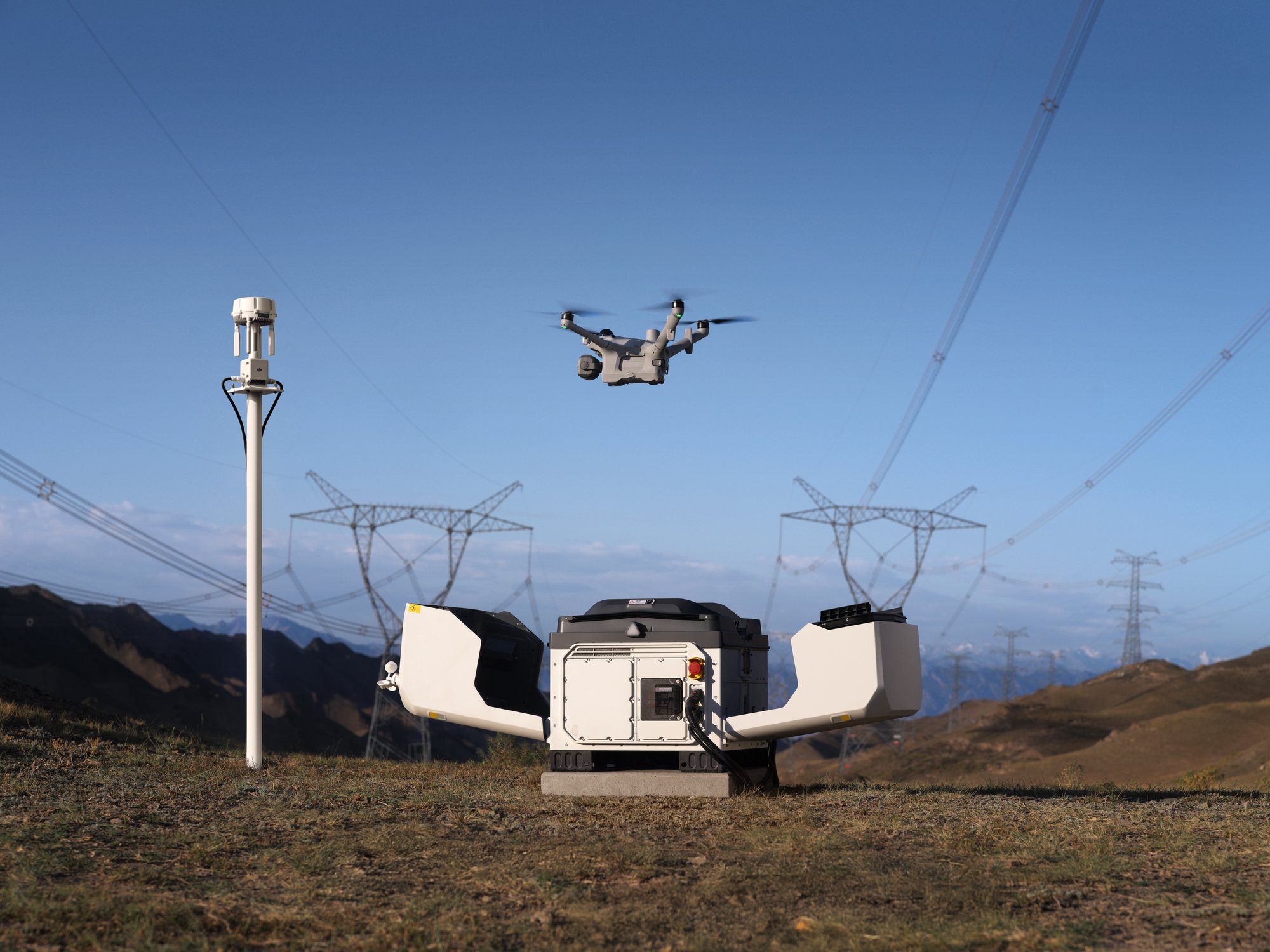DJI Dock 4 su Matrice 5TD dronu prie elektros pastotės