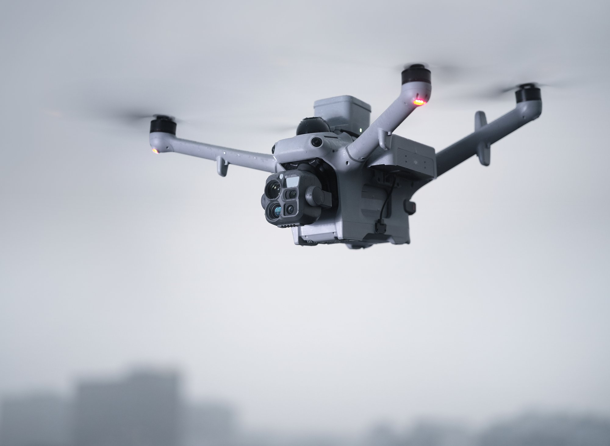 DJI Matrice 5TD naktį su prožektoriumi ir garsiakalbiu
